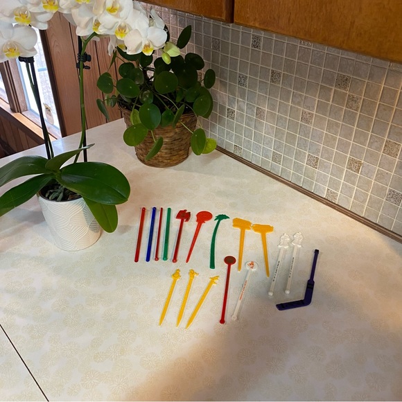 Vintage unique lot of 17 bar swizzle sticks , stir sticks . Mid Century barware - Picture 2 of 7